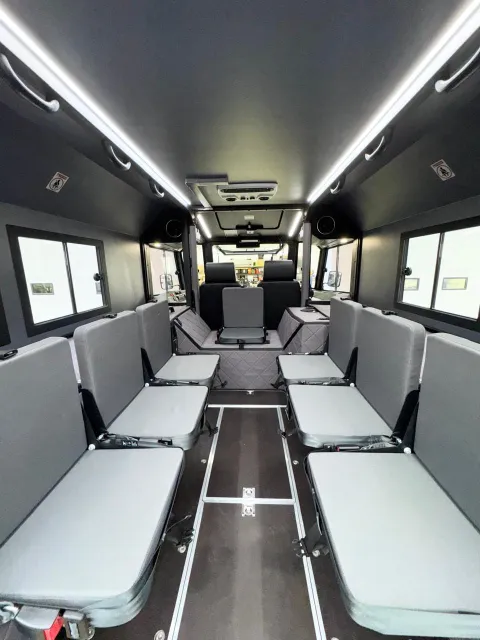 Foldable seats with 3-point seatbelts (7 seats)