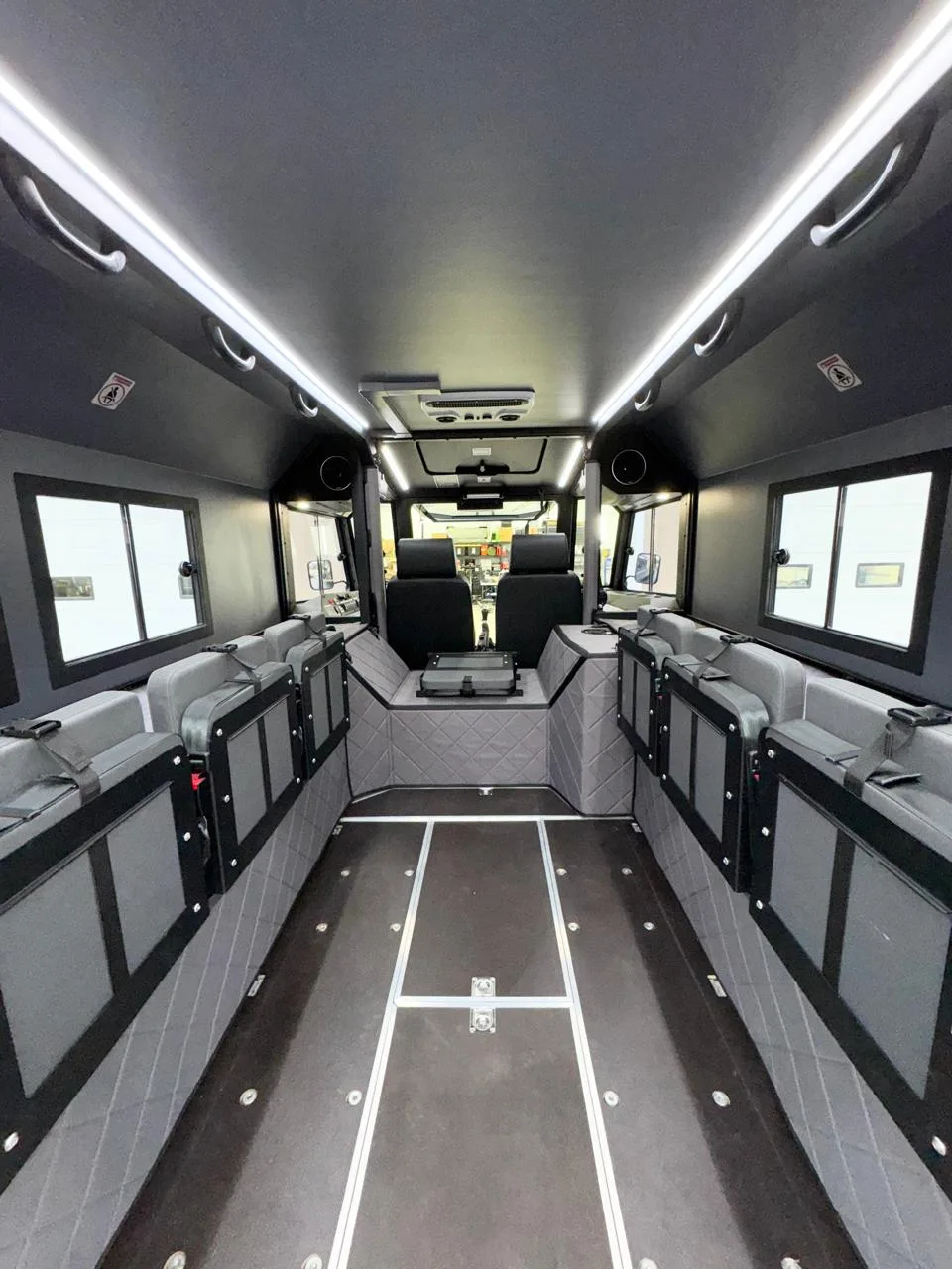 Foldable seats with 3-point seatbelts (7 seats)