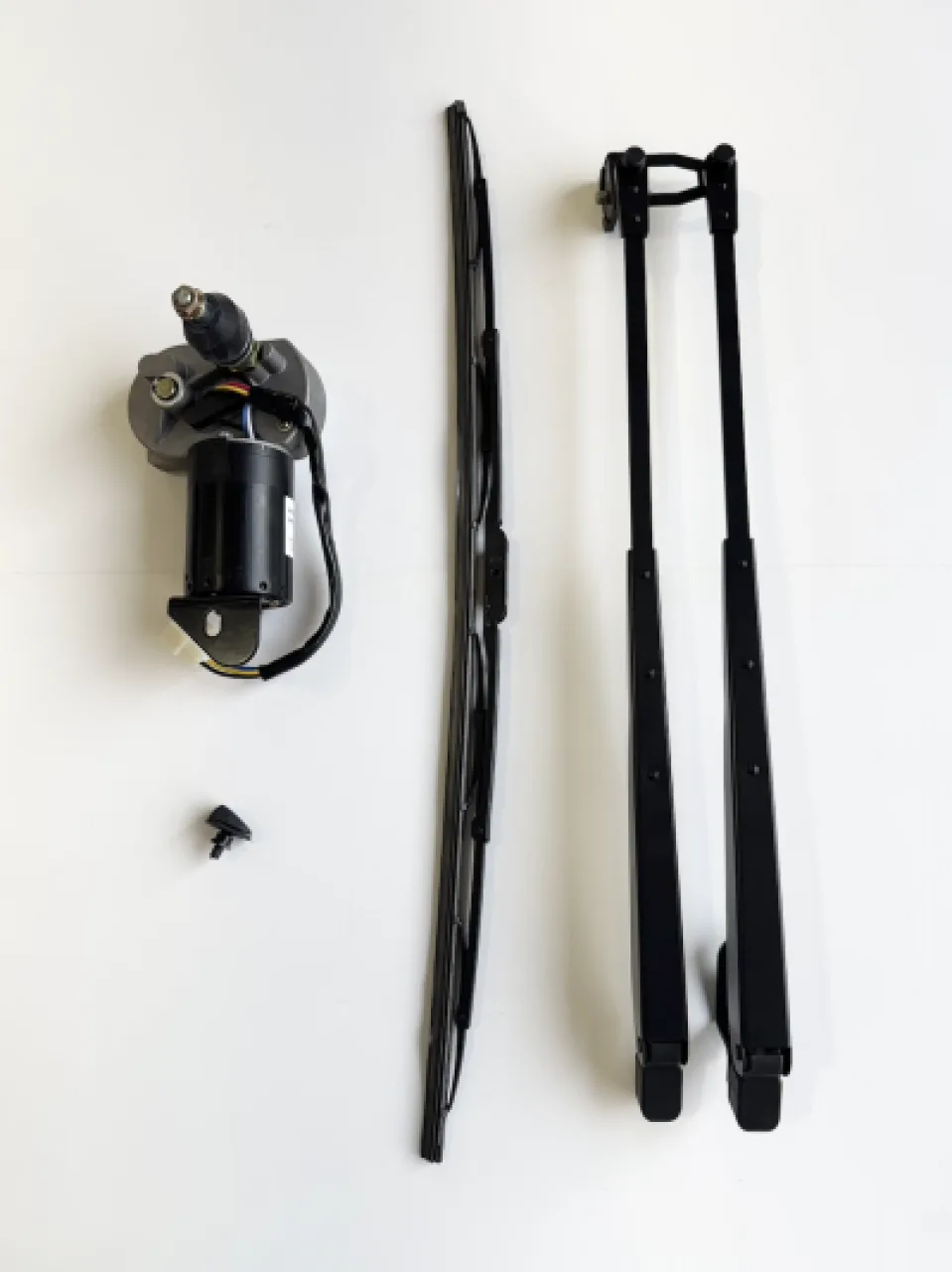 Central-mount wiper motor with arm and blade assembly